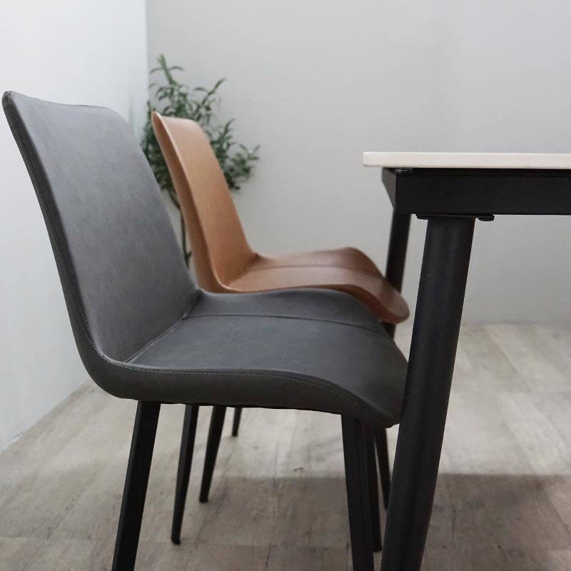 Silla Barril, Asiento curvo tapizado camel, patas de metal